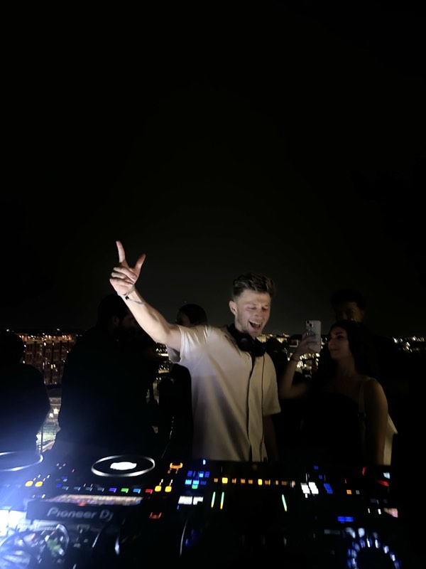 Matt DiGi performing