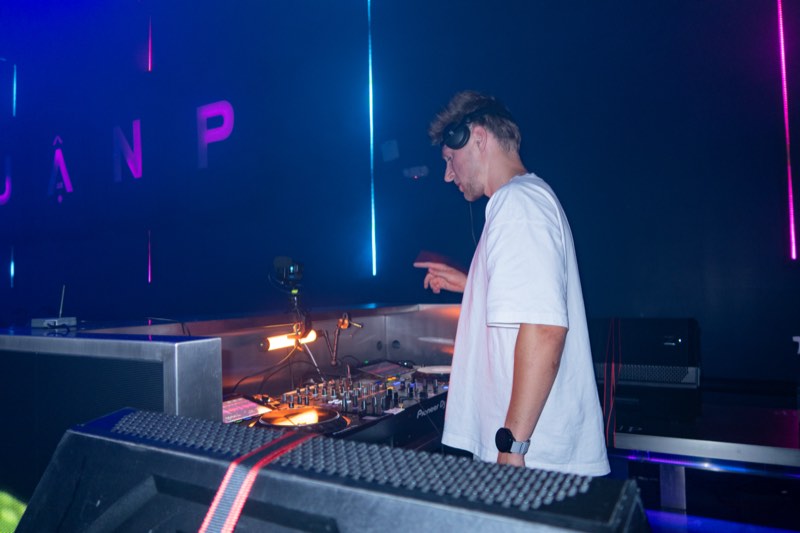 Matt DiGi performing